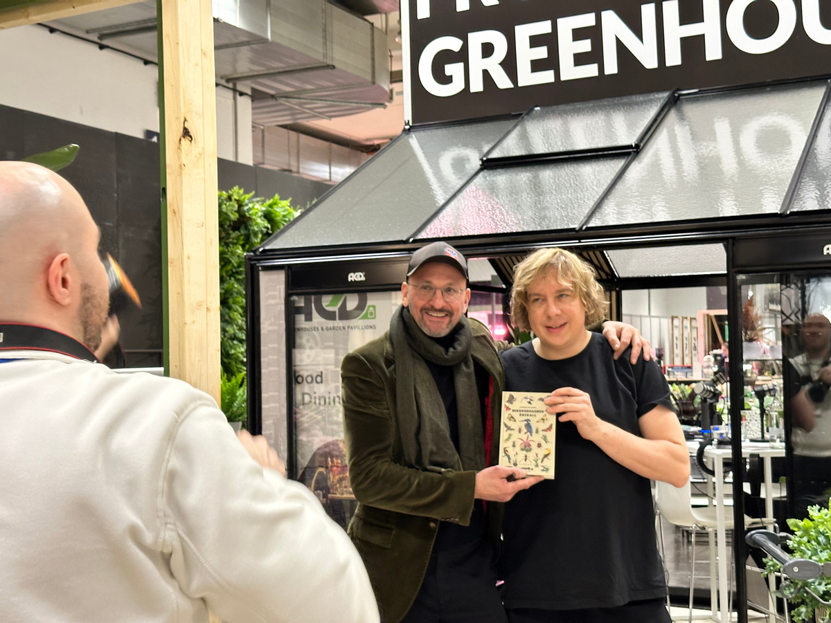 Moderator Dr. Till Weishaupt und DJ / Autor Dominik Eulberg beim Fotoshooting vorm Glashaus