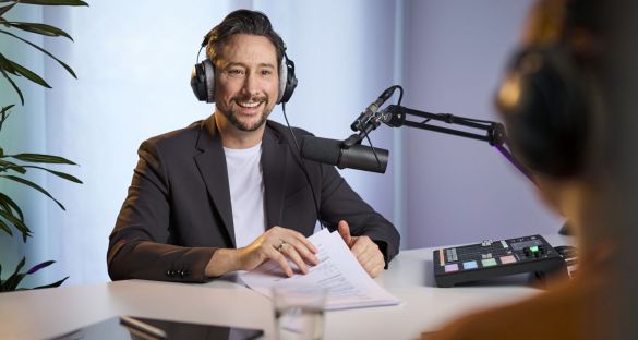 FILL THE GAP Moderator Peter Dupach im Podcast-Studio